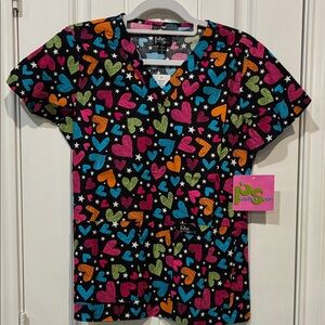 Black Heart-Print Scrub Top by PeachesSport